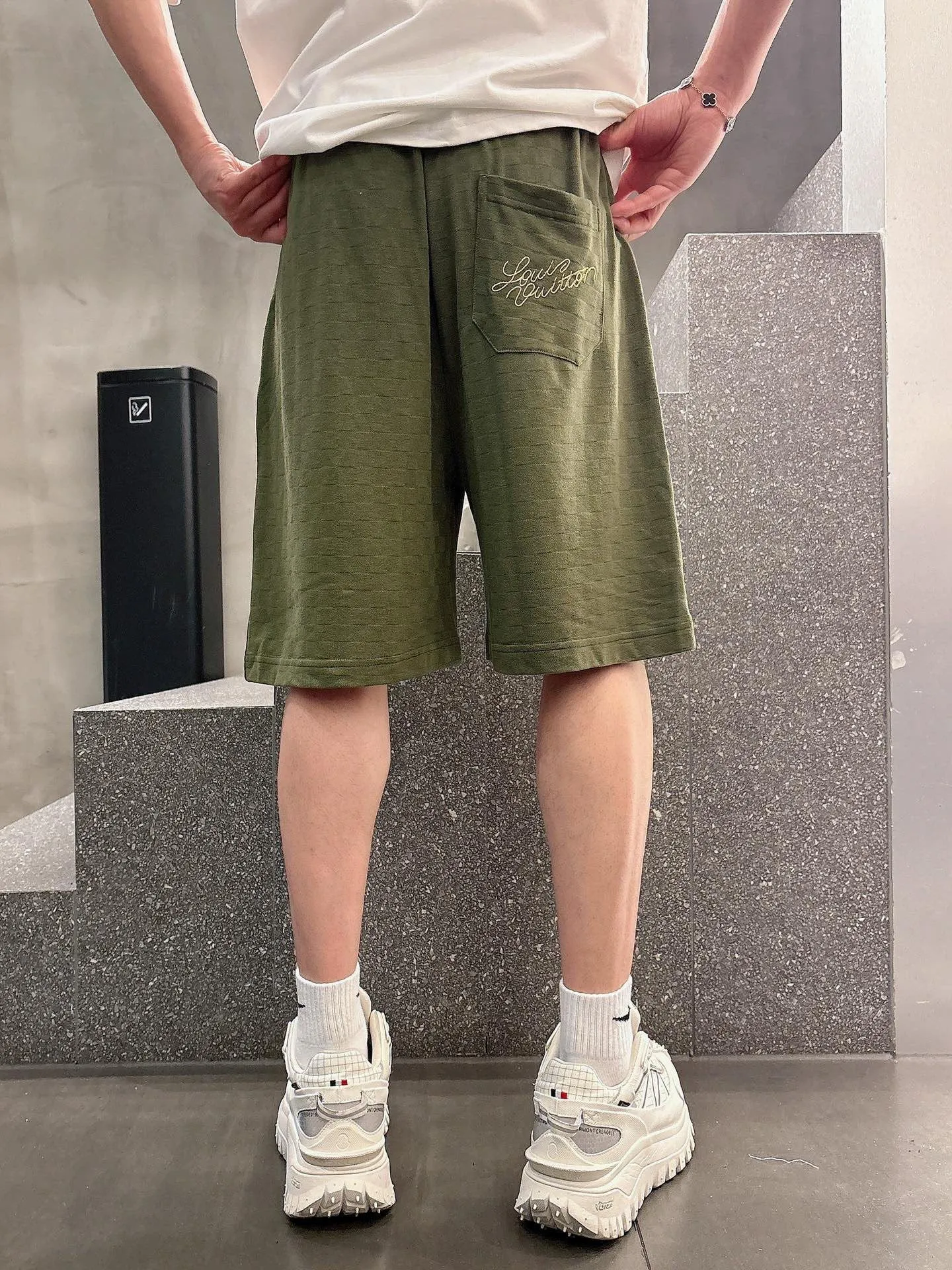 Louis Vuitton/Louis Vuitton embroidered badge checkerboard shorts